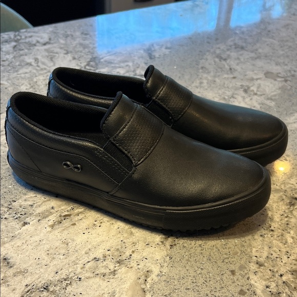 NWOB Infinity by Cherokee Women's Black Slip-On Uniform Shoes 6.5 - Picture 1 of 6